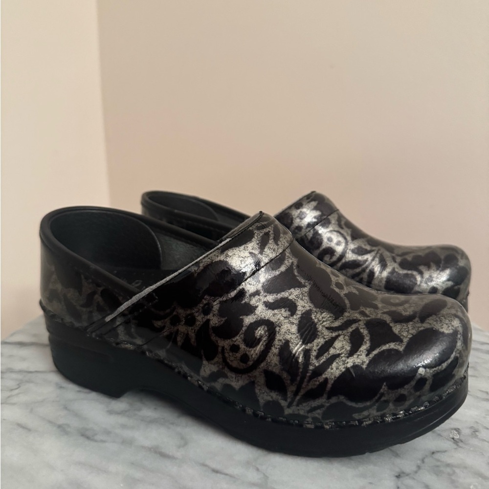 Dansko Professional Black And Silver Patent Leather Clog Women’s Size 37 - Picture 2 of 7